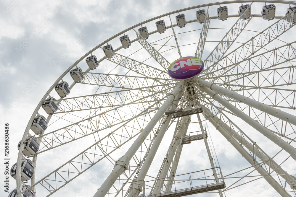 Obraz premium CNE Superwheel or traveling Ferris wheel, midway, Exhibition Place, Toronto (22 August 2026)