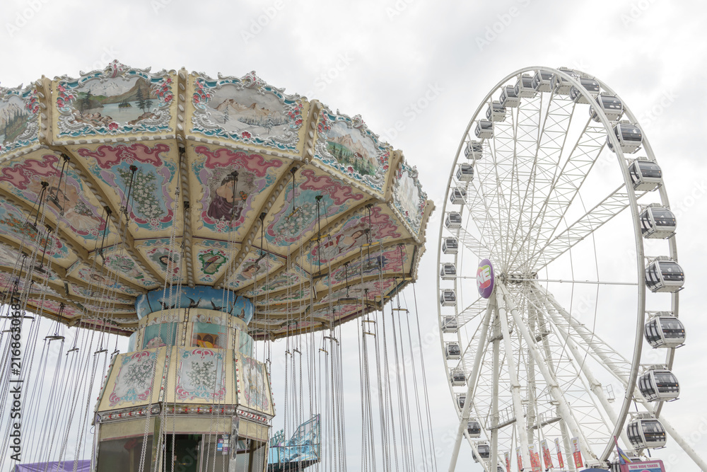 Obraz premium Wave Swinger and CNE Superwheel or traveling Ferris wheel, midway, Exhibition Place, Toronto (22 August 2026)