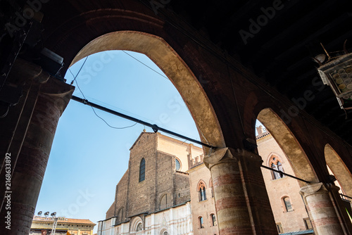 Принти на полотні Parte della basilica di San Petronio a Bologna vista da sotto i portici di piazz