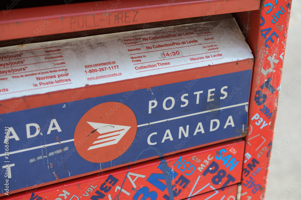 Naklejka premium Canada Post street letter box with postal-code wrap decoration in Toronto