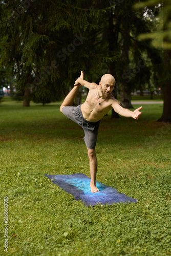Konstfotografi Closeup of elderly man aiming bow in natural setting for wellness
