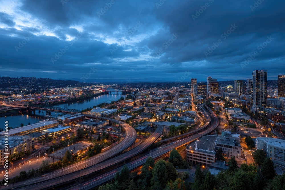 Fototapeta premium Portland Skyline at Dusk with Willamette River and Freeways