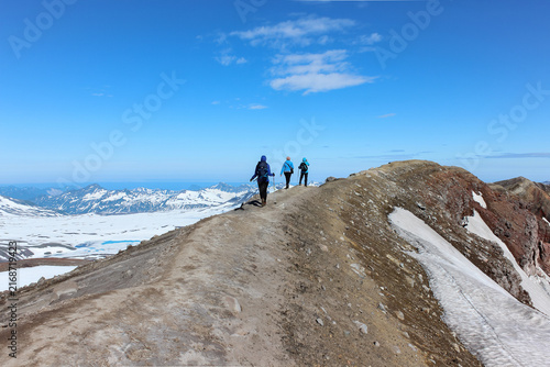 Konstfotografi Hikers trekking on the crater rim of Gorely volcano in Kamchatka Peninsula
