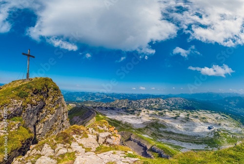 Foto Hoher Ifen summit cross and alpine panorama in Austria
