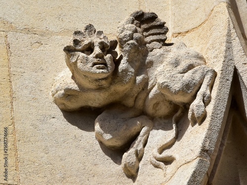Personnage fantastique décorant les arcades des galeries du cloître de la collégiale Saint-Gengoult de Toul