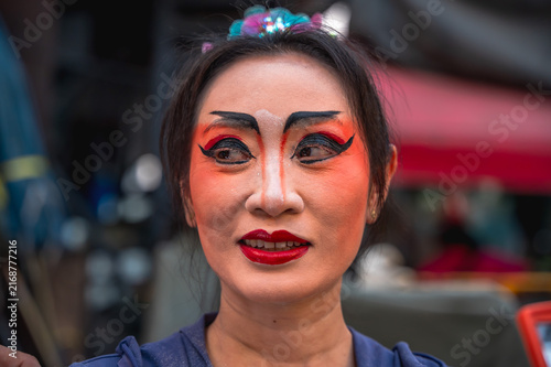 Fotografía Close-up portrait of a fully made-up female Chinese opera actress with tradition