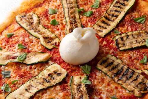 Pizza con zucchine grigliate, sugo e burrata, Cibo Italiano 