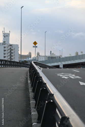 道路のカーブに沿って続く黒いガードレール