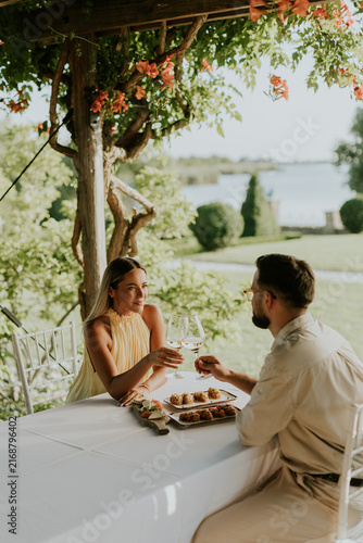 Cuadro en lienzo Enjoying a romantic dinner by the lake on a warm summer evening
