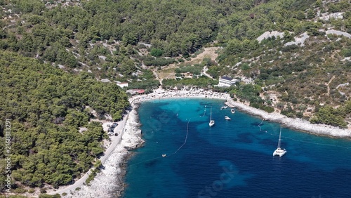 Foto Baie abritée aux eaux limpides et voiliers au mouillage, îles Pakleni, Hvar, Cro