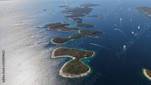 Obraz na plátně Archipel des îles Pakleni et plage aux eaux turquoise près de Hvar, Croatie