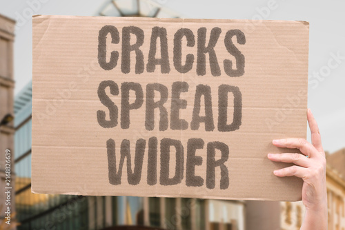 Foto "Cracks spread wider" Systemic problems worsen over time