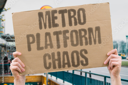 Foto "Metro platform chaos" Crowded subway station descends into disorder