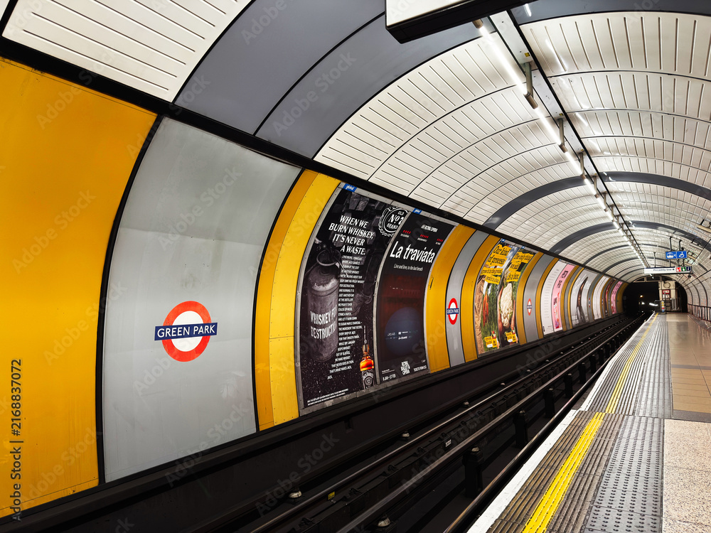 Fototapeta premium Panoramic view of Green Park underground station platform and advertising tunnel in London, UK