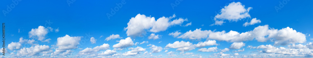Obraz premium Sky with cloud on a sunny day. Panoramic fluffy cloud in the blue sky.