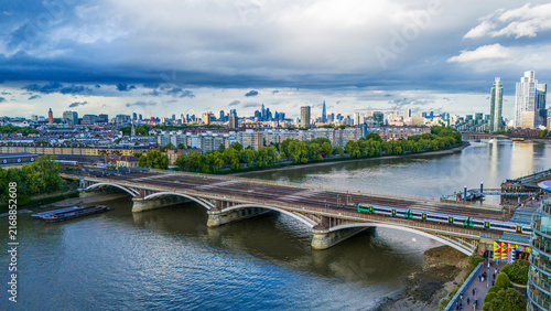 Cuadro en lienzo Grosvenor Bridge next to Grosvenor railway station, with the City and the Shard visible in the distance