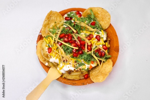 Foto Papdi chaat on white background served in an earthen plate