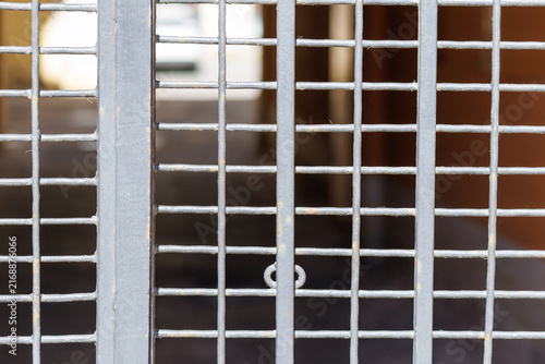 Cuadro en lienzo Rusted metal grid shows weathered texture and grid pattern