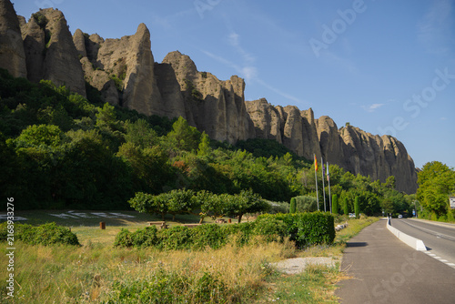 Foto Avignon, France - 04 08 2026: Les Pénitents de Mées rock formations in Les Mées
