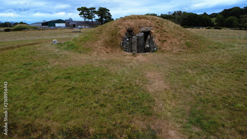 Quadro su tela South Western Entrance to Bryn Celli Ddu, a neolithic chambered tomb on the isla
