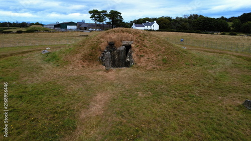 Foto South Western Entrance to Bryn Celli Ddu, a neolithic chambered tomb on the isla