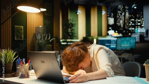 Foto Overwhelmed executive manager sighs after working hours