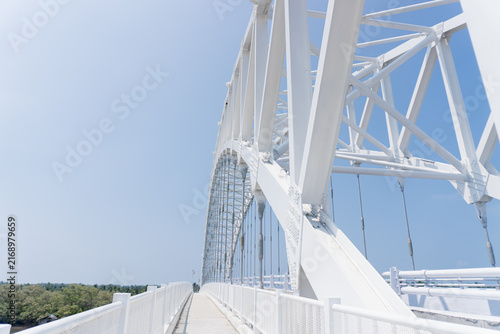 Obraz na płótnie White bridge stretches boldly against clear blue sky