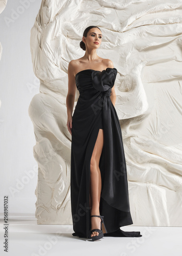 Foto Full length shot of elegant woman wearing luxury black strapless sweetheart neck