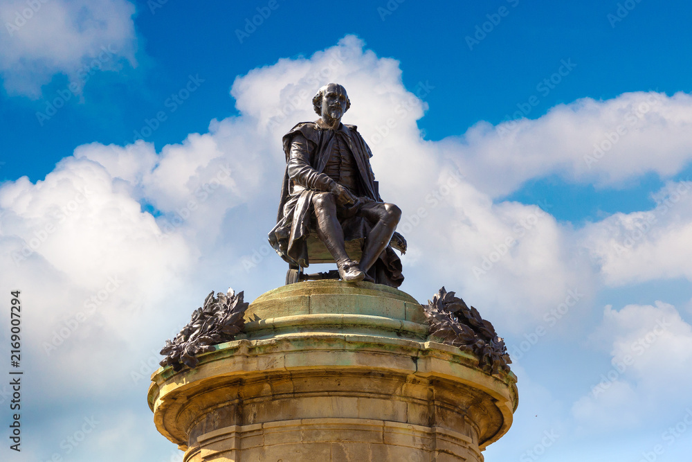 Obraz premium Seated William Shakespeare Statue at Gower Memorial in Stratford upon Avon, Warwickshire, England, UK