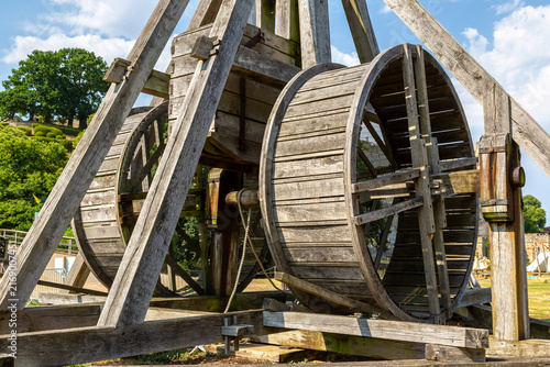 Cuadro en lienzo Medieval Wooden Trebuchet Siege Engine Used for Castle Warfare