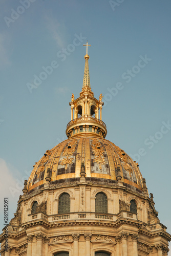 Fotografie The magnificent gilded golden dome of Les Invalides against a clear blue sky in Paris, France