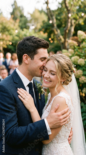 Mariés souriants et enlacés dans un jardin lors de leur cérémonie de mariage