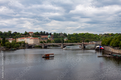 Fotografía boats in the river in Prague, overlooking the Vltava river