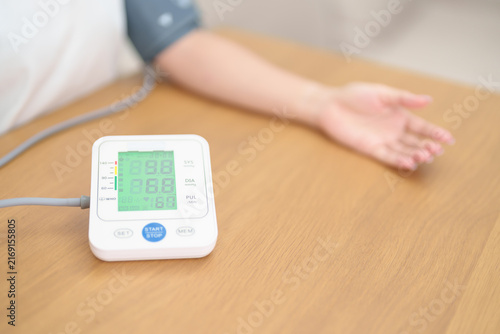 Foto woman checking Blood pressure by Blood pressure monitor with Cuff