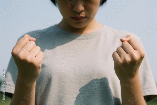 Naklejka 競技場で悔しさをこらえる女性