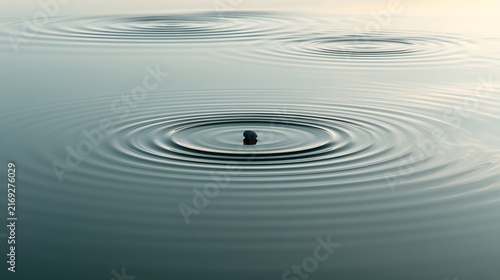 Einzelner Impuls erzeugt konzentrische Wasserwellen als Symbol für weitreichende Wirkung