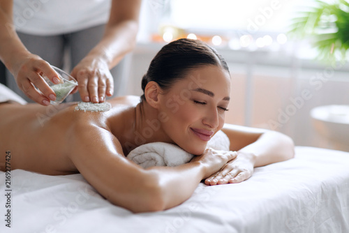 Canvastavla Peaceful spa session with professional therapist performing natural exfoliating