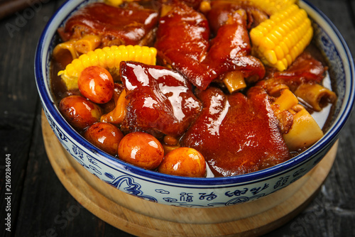 Foto Chinese Braised Pork Knuckle with Corn and Vegetables in Red Sauce Traditional A