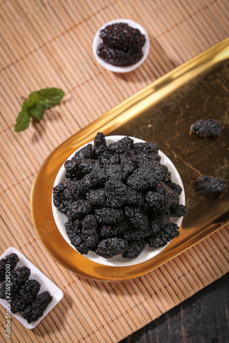 Fotografía Xinjiang Black Mulberry Dried Fruit Closeup Tea Setup Traditional Chinese Superf