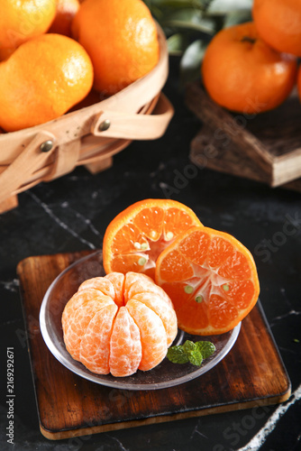 Fotografía Fresh Mandarin Oranges from Yichang Mountain - Thin-Skinned Citrus Fruit on Rust