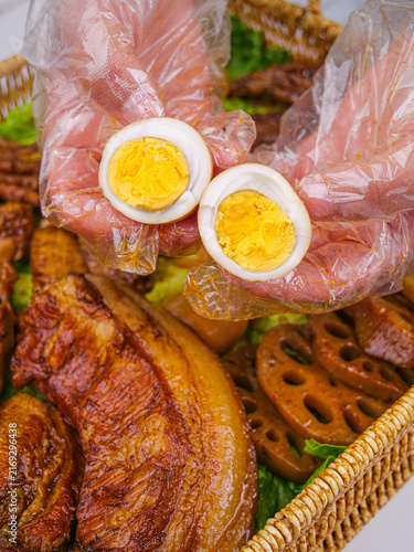 Foto Marinated Meat Dishes with Hard-Boiled Eggs and Vegetables in Plastic Wrap Food