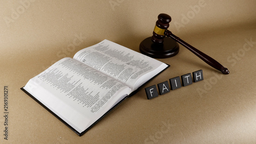 Canvastavla Open Bible, wooden gavel, and FAITH letter tiles are placed on a textured brown