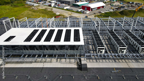 Foto Aerial view capturing a data center rooftop undergoing construction, with large