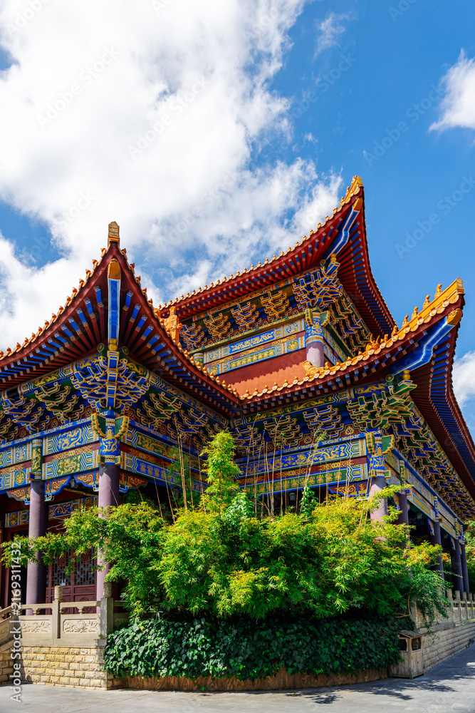 Fototapeta premium Classical Chinese Temple with Ornate Roofs and Golden Decorations