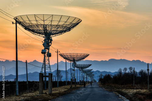 Fotografie Radio Telescope Observatory Base at Sunset with Mountains