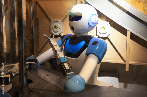 Foto Humanoid robot operating mechanical device in futuristic indoor display