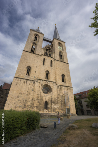 Fotografía Historic St Martini church with asymmetrical towers in Halberstadt Germany