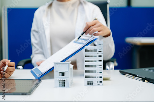 Konstfotografi Salesman Hands On House Model , Small Toy House Small Mortgage Property insurance and concepts real estate