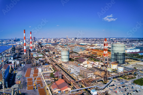 Foto 工業地帯のドローン空撮。工場、製造業、産業、煙突、エネルギー、生産、石油化学、製油所、鉄工業、電力