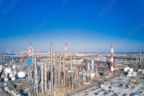 Obraz na płótnie 工業地帯のドローン空撮。工場、産業、エネルギー、石油化学、製油所、資源、原油、石油、環境、技術、日本